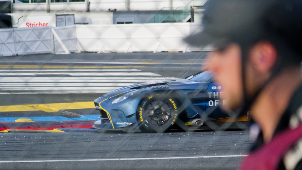 Aston Martin à proximité de la chicane Ford