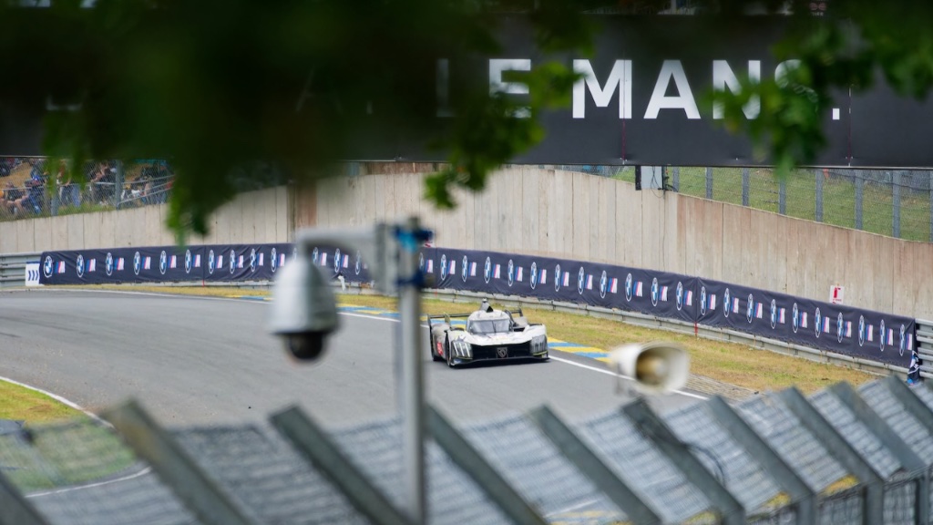 Peugeot à la sortie des Esses