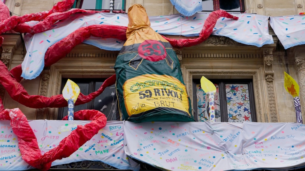 Place des artistes rue de Rivoli