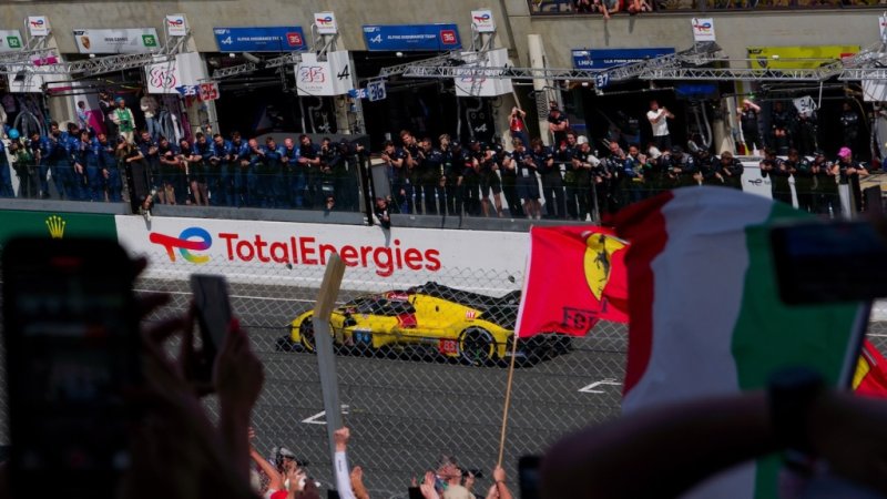 Ferrari sur la ligne d'arrivée